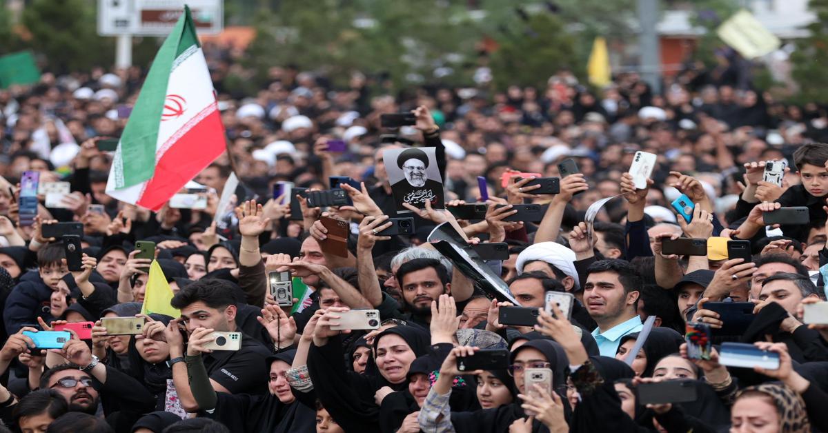Iran - in migliaia a Teheran per l