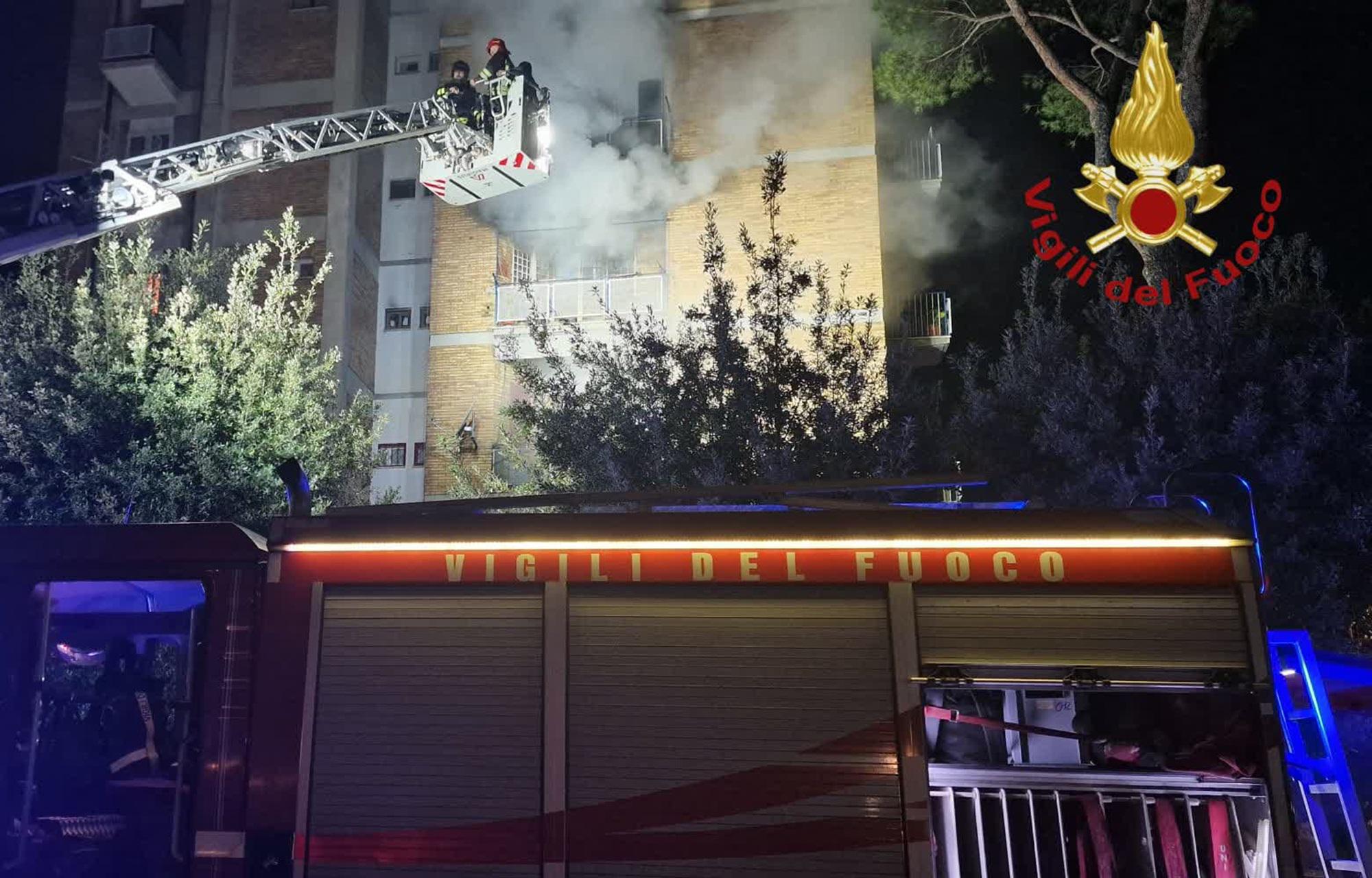 Roma, incendio in appartamento a Torre Spaccata: 3 feriti, due in gravi condizioni