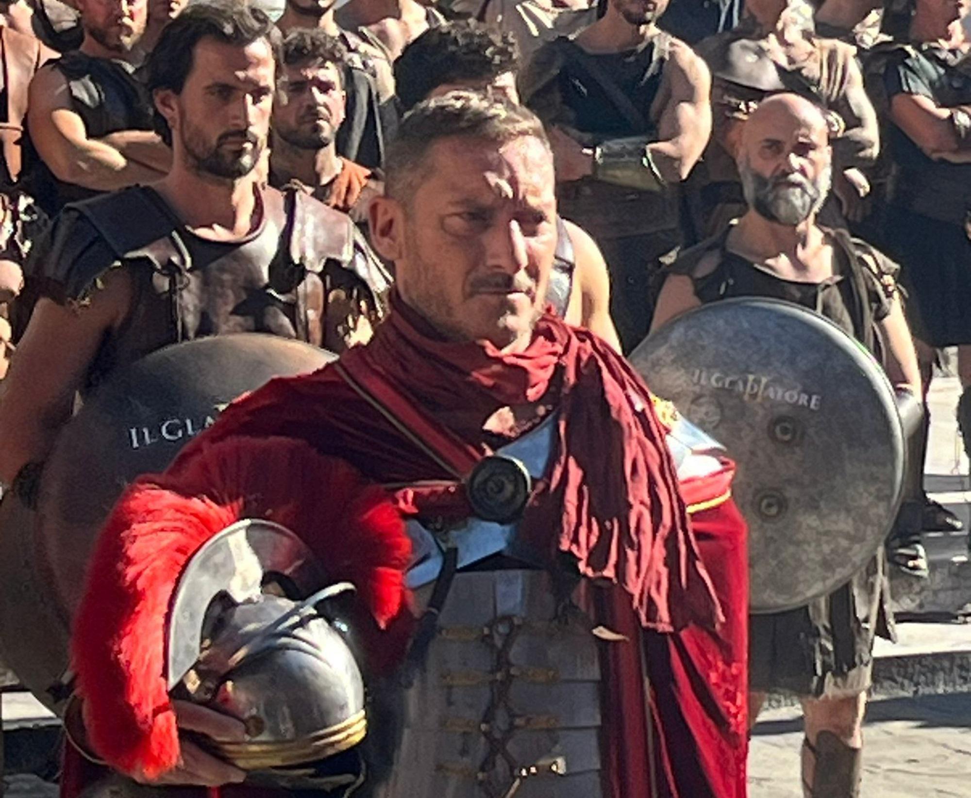 Francesco Totti sorprende Lucca Comics vestito da gladiatore per la parata de Il Gladiatore II