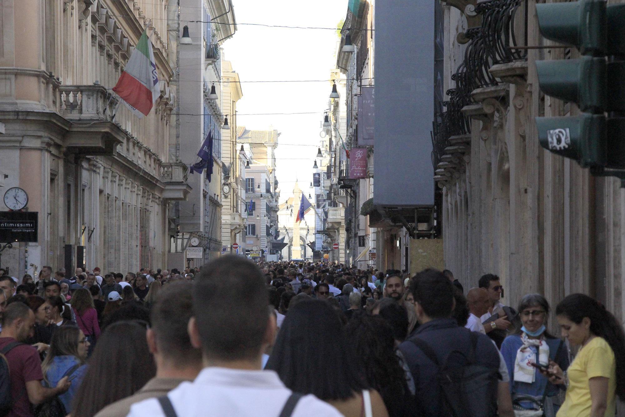 Roma: crollo di un cornicione in via del Corso, ferito un passante