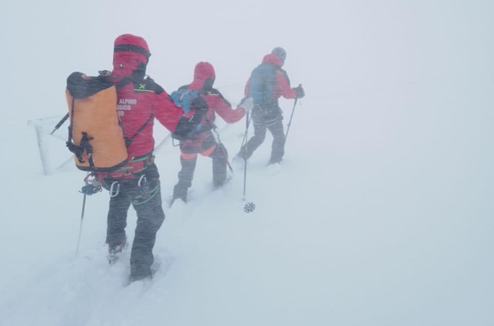 Alpinisti dispersi sul Gran Sasso: soccorritori e lavoratori bloccati a Campo Imperatore