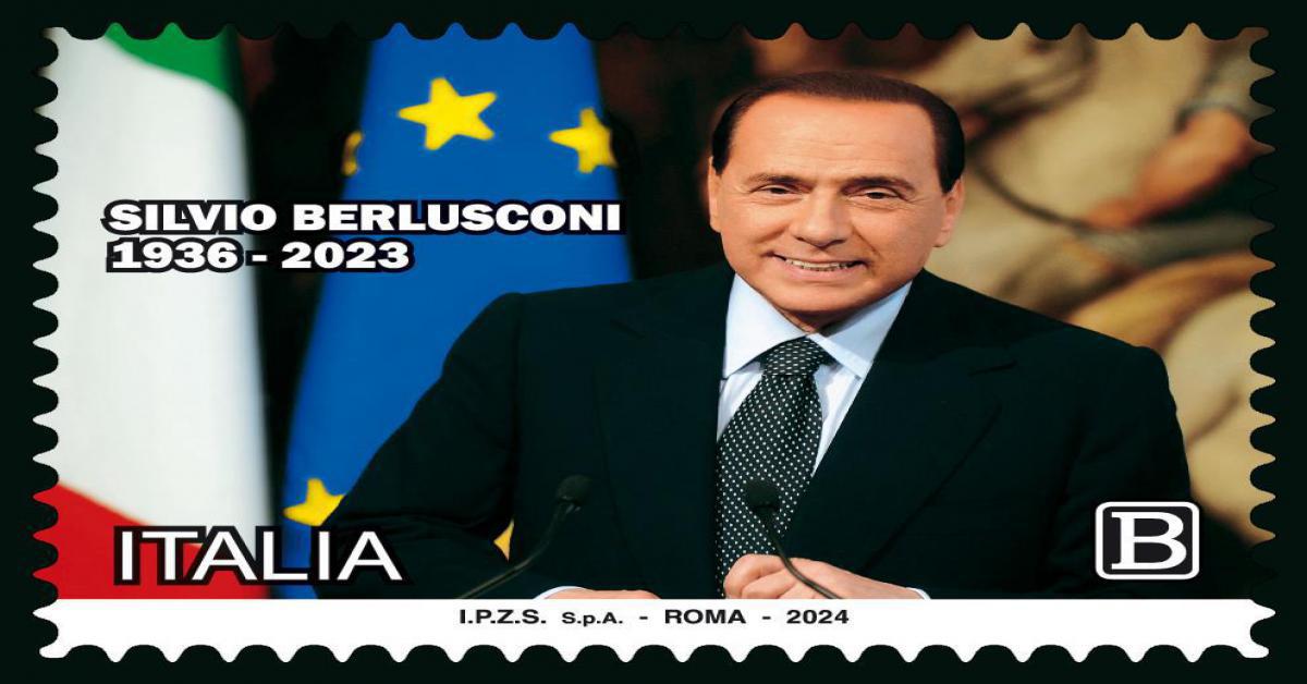 Francobollo commemorativo per Silvio Berlusconi, raffigurato tra le bandiere di Italia e UE