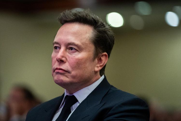 Elon Musk pubblica su X i nomi di funzionari federali da licenziare, scoppia polemica sui social